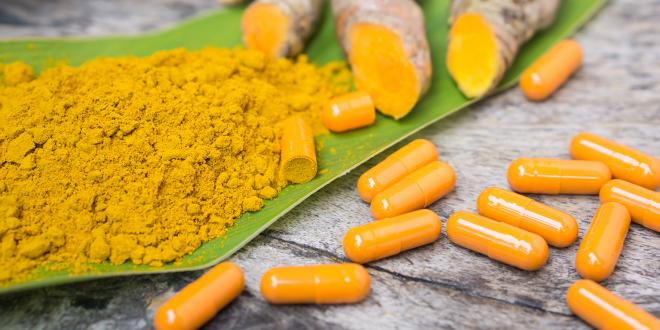 turmuric root, curcumin powder, and gel capsules